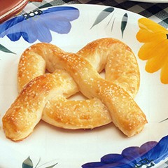 https://bridgford-bread-staging.idea-web-hosting.com/wp-content/uploads/2015/07/Ball-Park-Style-Pretzels-240x240.jpg