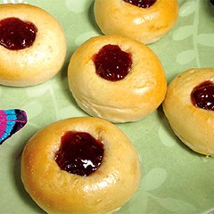 https://bridgford-bread-staging.idea-web-hosting.com/wp-content/uploads/2015/07/Strawberry-Cream-Cheese-Kolaches-240x240.jpg