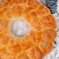 https://bridgford-bread-staging.idea-web-hosting.com/wp-content/uploads/2015/07/holiday-roll-wreath-240x240.png