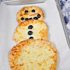 https://bridgford-bread-staging.idea-web-hosting.com/wp-content/uploads/2015/12/snowman-pizza-240x240.jpg