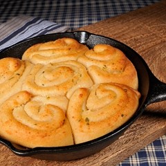 https://bridgford-bread-staging.idea-web-hosting.com/wp-content/uploads/2016/02/skillet-cheesy-garlic-rolls-web-240x240.jpg